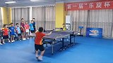 两个小女生的友谊赛，旗鼓相当霸气十足，长大后肯定前途无量限量