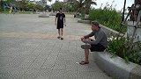 这就是因大失小，外国男子可不傻，脚下路边的钱都是他的！