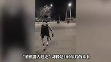 中国人形机器人在波兰街头驱赶野猪，“劝退”成功后挥手拜拜