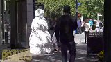 国外雪人恶作剧，伪装成雪人恶搞路人，结果被路人拔掉了鼻子