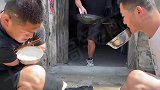兄弟三人分享他们的日常，三兄弟一只手，但仍积极面对生活