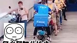 两方骑手狭路相逢谁也不让谁，看谁的单子比较急