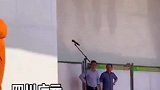 学生穿玩偶服和领导挨个握手