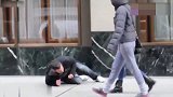 国外恶搞，假装心脏病犯了，看路人会怎么做