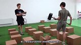 熊孩子进行未知箱游戏，砸对就能获得美元网友我能玩到你破产