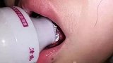 女孩瞒家长喝饮料“无法自拔”被母亲送医还“叼”着瓶子
