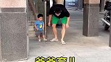 爸爸教儿子跨越障碍物