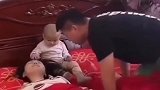 爸爸睡觉打呼噜，妈妈睡觉说梦话，宝宝：我太难了！