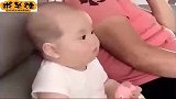 宝宝偷偷看电视，被发现了还会不好意思，你们忍住别笑！