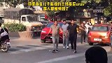 印度首富儿子新提的兰博基尼，保镖在前面保护！