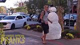 街头雪人恶作剧，假扮雪人吓路人，路人纷纷被吓一跳