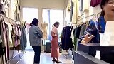 女子试穿衣服时，被店员夸得当场买单