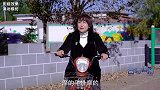 男子坐摩的女司机怕被占便宜，看男子想出啥招数，真是太逗了