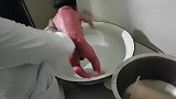 护士给新生宝宝洗澡！宝宝这哭声好洪亮啊！小模样看着真可怜