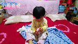 一岁十个月的宝宝教给爸爸玩拨浪鼓，这小老师太可爱了
