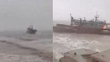 惊险！台风“黑格比”登陆掀狂风巨浪 两艘船搁浅被困海上漂