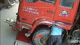 男子正在修车, 没想到会突然爆胎, 监控拍下生前最后一幕!