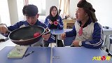 阿宝做西红柿炒鸡蛋，谁知炒了三天都没熟，这是假鸡蛋吧！