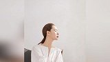戚薇难得穿出高级感，缎面T恤+舒适衬衫，性感十足！