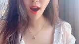 时尚美女肌肤很白皙，艳丽的穿搭很有魅力