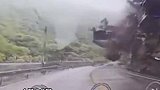 重庆城口：路旁危岩突然垮塌，行车记录仪还原惊险瞬间