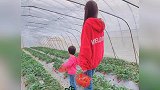Baby带小海绵摘草莓 母子俩穿亲子装动作神同步