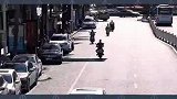 民警狂追百米终将其拦下，只因他的这一举动！