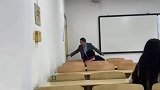高校两学生戴着草帽来教室上课