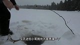 小哥和老婆一起在冰天雪地野炊，小哥钓鱼给老婆吃。