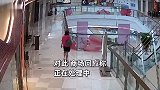 广州某商场内一女子从高楼跳下，砸到一人双双躺地不起？商场回应