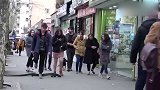 国外恶搞，路边突然窜出一条大蛇，路人都好淡定呀