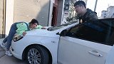 小偷偷车被美女发现，看美女如何把小偷整惨，真厉害
