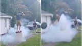 大胆男子站在点燃烟花桶上欲飞上天  失败堕地致骨折