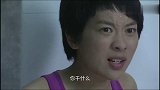 子弹打光了女兵也有办法，现场自制炸弹，这威力也够大呀