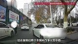 男司机强行加塞还竖中指，突然别车致两车相撞，之后又“开门杀”