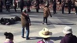 冬日暖阳下的古城，欢乐的人