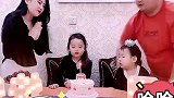 女孩生日蜡烛被妹妹吹灭瞬间破防