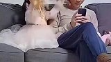 女儿不小心用玩具打到爸爸