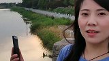翻到老照片，看到年轻时的妈妈，她说那时从不用化妆品