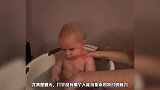 1岁娃玩水时忘了脱尿不湿，接下来的画面，看完不许笑