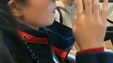 白鹿每次被粉丝拍照，就用扶眼镜这个招牌动作，果然人美路子野