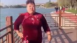 大妈在公园里跳舞的搞笑操作，这舞资真是绝了！