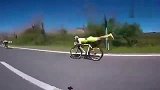 完美利用流线型风阻原理！自行车手平躺连续完成超越