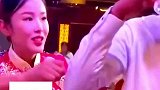 婚礼现场新郎被灌酒，新娘心疼把酒端出