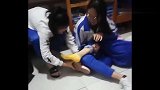 女生宿舍，五个女生欺负一个挠脚心，网友：有本事冲我来！