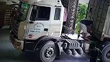 男子发现不对劲立马跳车，下一秒果然出事了，要不是监控谁信