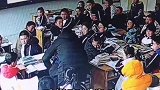 音乐老师课堂上教科书式紧急救人