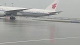 雨天的机场777推出，这么长的飞机，要推到没人打扰的地方