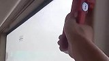 男子拿大巴上的玻璃锤，往玻璃上砸试验好不好用
