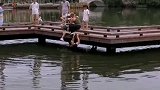 拼尽全力救出落水的女童，退伍军人精疲力尽挂在桥边